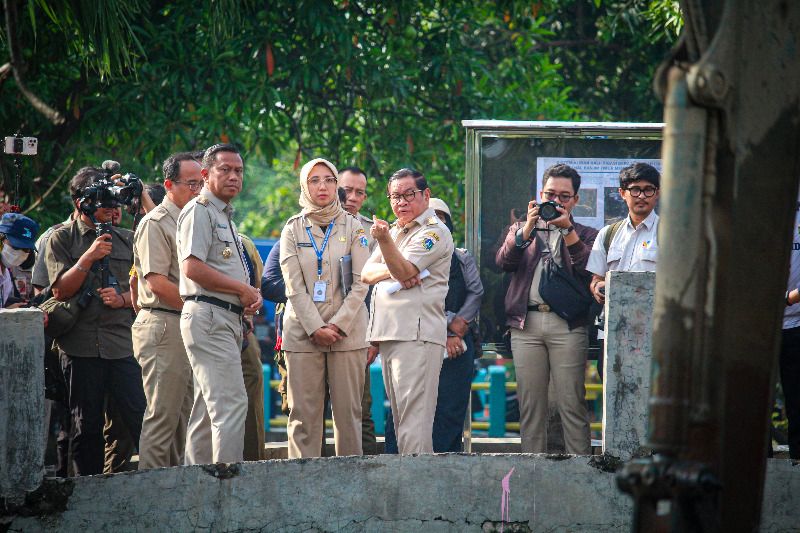 Gubernur Jakarta (kanan) didampingi Kepala Dinas Sumber Daya Air (SDA) DKI Jakarta Ika Agustin (kedua kanan) dan Wali Kota Jakarta Timur Munjirin (kiri) meninjau pengerukan lumpur di Kali Irigasi Bekasi Tengah, Jakarta Timur, Senin (7/7/2025). (Foto: Antara/Jasmine Nadhya Thanaya/foc).