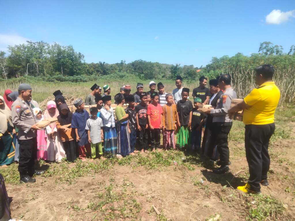 Kegiatan Rutin Polsek Banjar Agung Bagikan Jum’at Berkah di Ponpes Nurussa’adah