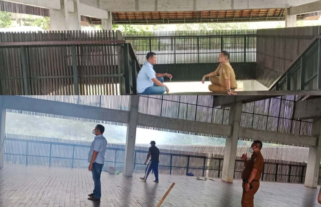 Wakil Bupati Tubaba dan Kadis PUPR Tinjau Penanganan Kelelawar di Islamic Center